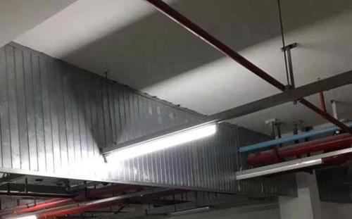 锌镀钢板挡烟垂壁应安装在哪里？